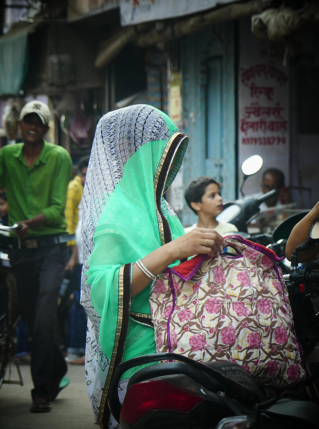 13 Femme cachée village Inde