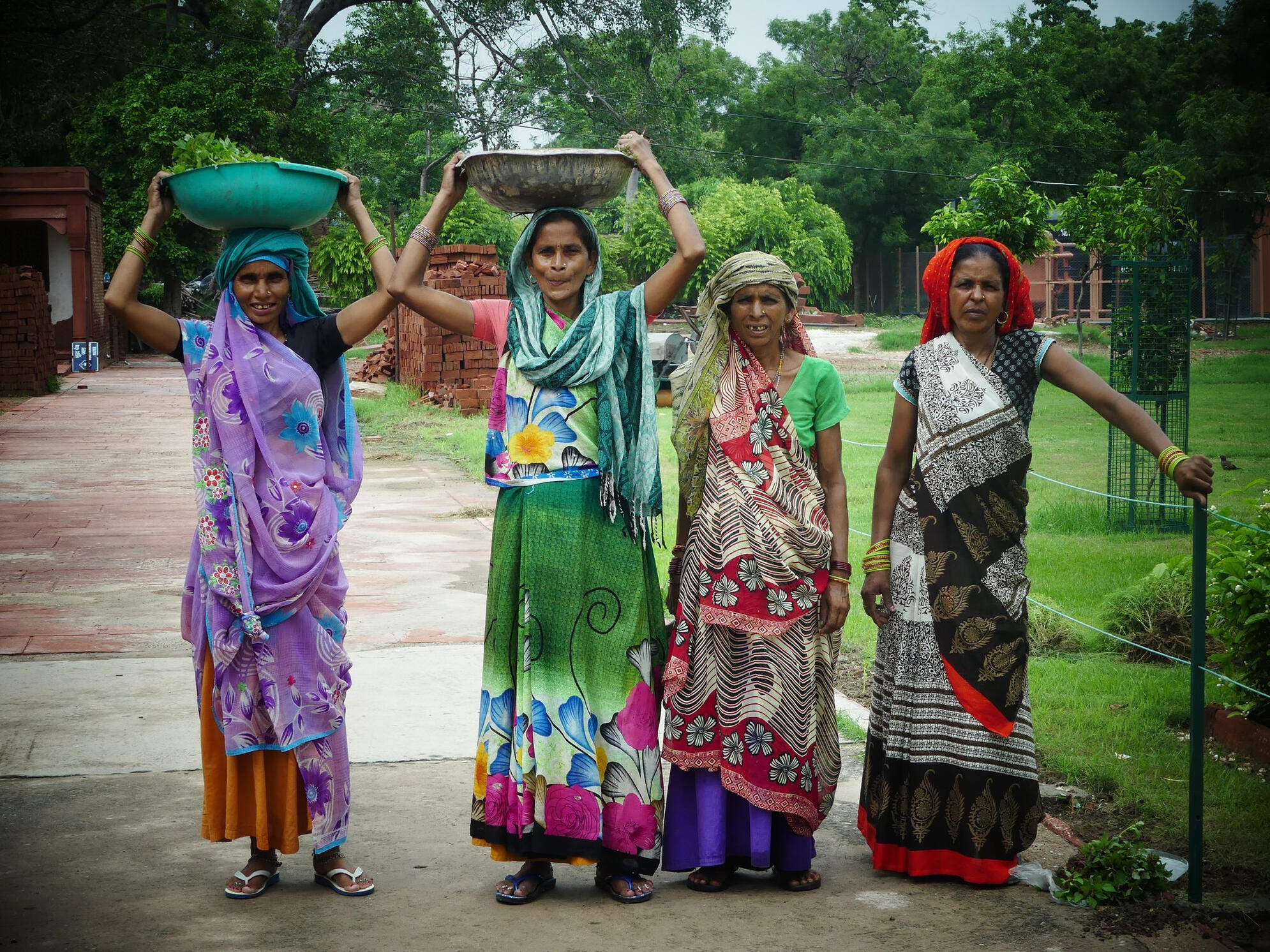 6 Femmes devant le bébé Taj Mahal Inde